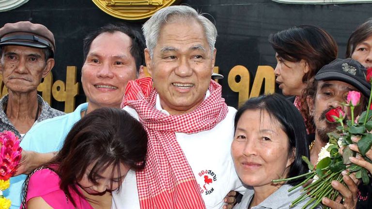 Un militant politique thaïlandais, Surachai Danwattananusorn, 71 ans (C), est pris dans ses bras par sa famille après sa libération à la prison de Bangkok en 2013