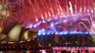 On estime que plus d’un million de personnes ont participé à l’affichage de Sydney "srcset =" https://e3.365dm.com/18/12/320x180/skynews-sydney-new-year-fireworks_4534219.jpg?20181231133010 320w, https : //e3.365dm.com/18/12/640x380/skynews-sydney-new-year-fireworks_4534219.jpg? 20181231133010 640w, https://e3.365dm.com/18/12/736x414/skynes-sydney- new-year-fireworks_4534219.jpg? 20181231133010 736w, https://e3.365dm.com/18/12/992x558/skynews-sydney-new-year-fireworks_4534219.jpg?20181231133010 992w, https: //e3.365dm. com / 18/12 / 1096x616 / skynews-sydney-new-year-fireworks_4534219.jpg? 20181231133010 1096w, https://e3.365dm.com/18/12/1600x900/skynews-sydney-new-year-fireworks_4534219s.jpg ? 20181231133010 1600w, https://e3.365dm.com/18/12/1920x1080/skynews-sydney-new-year-fireworks_4534219.jpg?20181231133010 1920w, https://e3.365dm.com/18/12/2048x1152 /skynews-sydney-new-year-fireworks_4534219.jpg?20181231133010 2048w "values ​​=" (min-width: 900px) 992px, 100vw