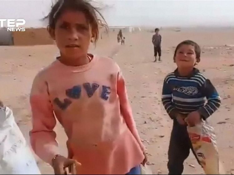 Un convoi humanitaire des Nations Unies a atteint samedi 3 novembre le camp de réfugiés de Rukban en Syrie, où des milliers de personnes sont bloquées dans le désert, près de la frontière avec la Jordanie, a déclaré un membre du conseil local du camp.

Les Nations Unies ont déclaré qu'elles acheminaient des denrées alimentaires, des équipements d'assainissement et d'hygiène, ainsi que de la nutrition et des soins de santé à 50 000 personnes à Rukban, une zone sous contrôle des rebelles, dans le cadre d'une opération qui devrait durer trois à quatre jours.