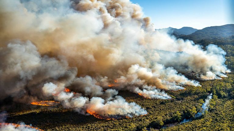 Un grand feu de brousse brûle en Tasmanie, en Australie, sur cette photo non datée publiée avec l'aimable autorisation de Tasmania Parks and Wildlife Service. 