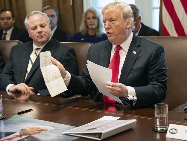 Donald Trump montre une lettre du dirigeant nord-coréen Kim Jong-un lors d'une réunion du cabinet