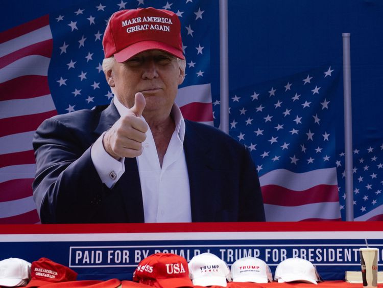 Donald Trump portant l'un de ses chapeaux MAGA lors d'un rassemblement de campagne