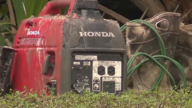 La police a trouvé un certain nombre d'articles près du trou, notamment un petit groupe électrogène. Pic: WPLG