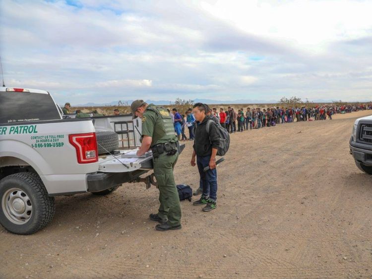 Les autorités frontalières ont arrêté près de 400 personnes d'un même groupe après s'être rendues. Photo: CBP Arizona