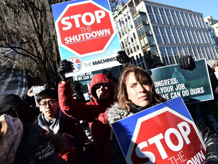 Les travailleurs syndicaux manifestent contre la fermeture du gouvernement