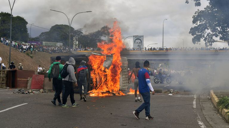 Une fourgonnette est incendiée par des manifestants de l'opposition vénézuélienne