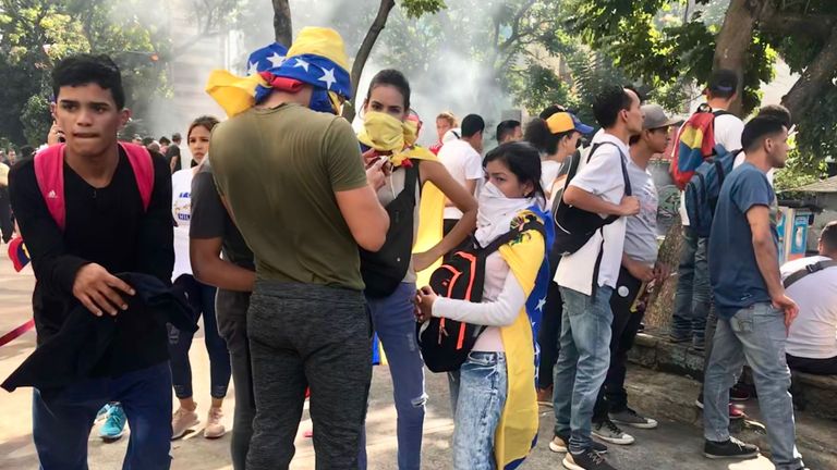 Les Vénézuéliens se couvrent le nez et la bouche alors que les manifestations continuent