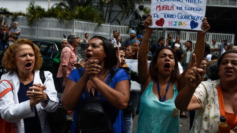 Des femmes à Caracas manifestent dans le cadre de manifestations anti-gouvernementales organisées par le chef de l'opposition vénézuélienne Juan Guaido