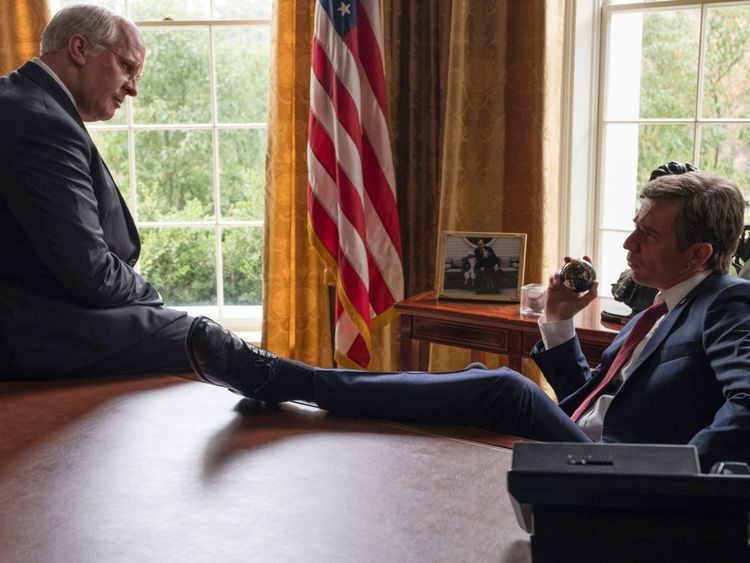 Christian Bale (à gauche) et Sam Rockwell dans le rôle de Dick Cheney et George W Bush dans Vice