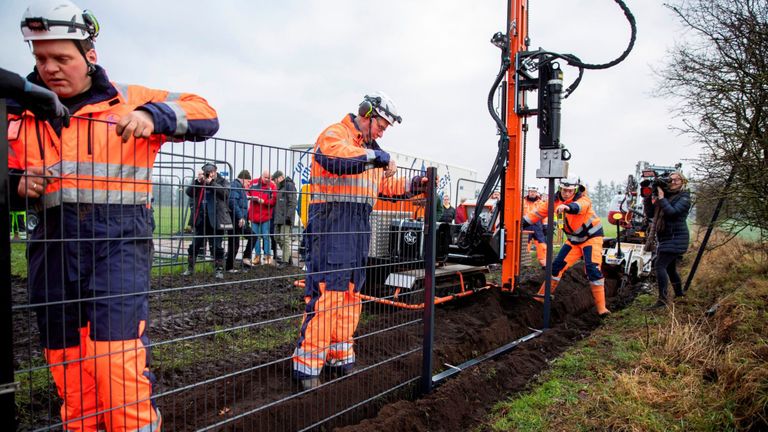 Des travailleurs danois ont commencé à ériger la clôture à Padborg lundi