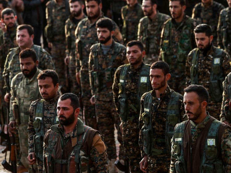 Des membres kurdes syriens des unités de protection du peuple (YPG) assistent aux funérailles d'un commandant kurde tué dans la ville de Qamishli, dans le nord-est du pays, le 6 décembre 2018