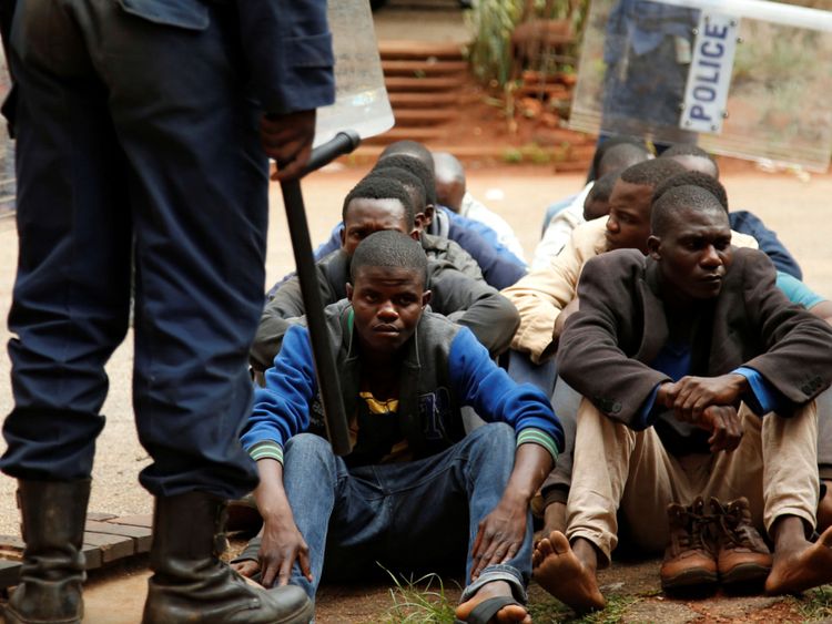 Les personnes arrêtées pendant les manifestations attendent de comparaître devant un magistrat & # 39; tribunal à Harare