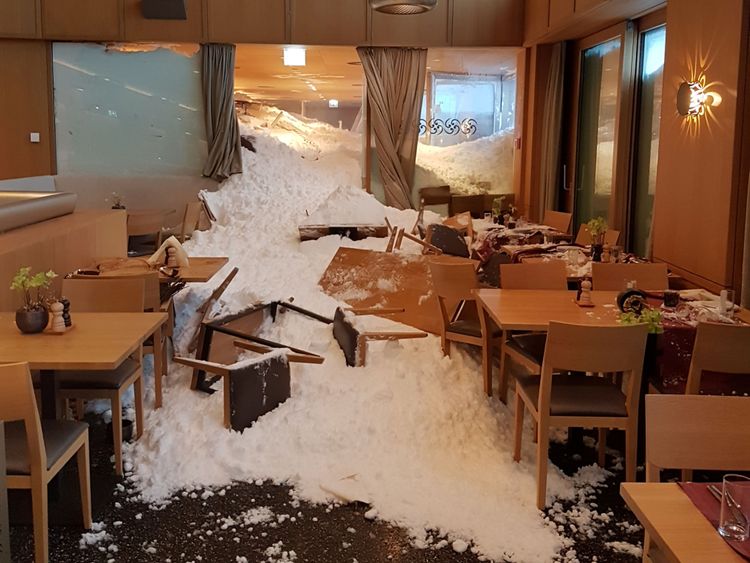 Une avalanche frappe l’hôtel Santis à Schwaegalp en Suisse 