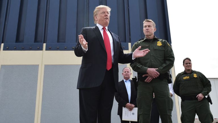 Donald Trump inspecte des prototypes de mur de frontière en Californie