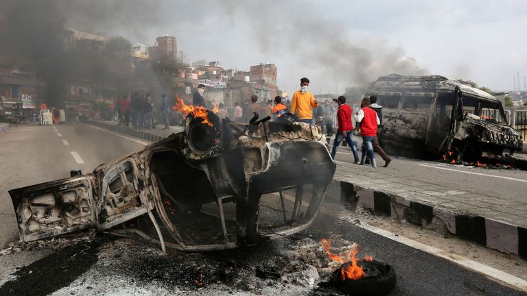 Les véhicules ont été incendiés par les manifestants après le bombardement de jeudi