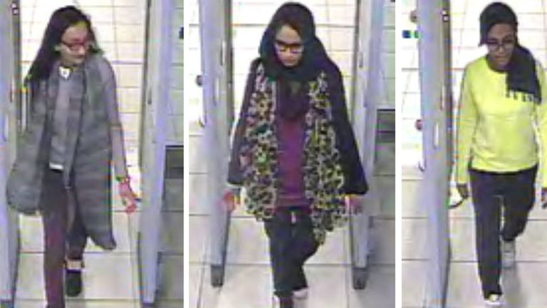 Kadiza Sultana (à gauche), Shamima Begum (à droite) et Amira Abase passant la sécurité à Gatwick avant de prendre un vol à destination de la Turquie