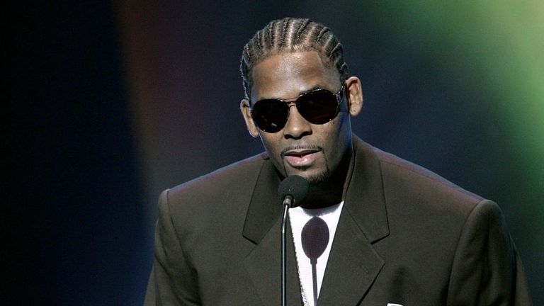 La chanteuse R. Kelly accepte le Stevie Wonder Award et Stevie Wonder (à gauche) se produit sur scène lors de la 20e cérémonie des Soul Train Music Awards au Pasadena Civic Auditorium le 4 mars 2006 à Pasadena en Californie. (Photo de Vince Bucci / Getty Images)
