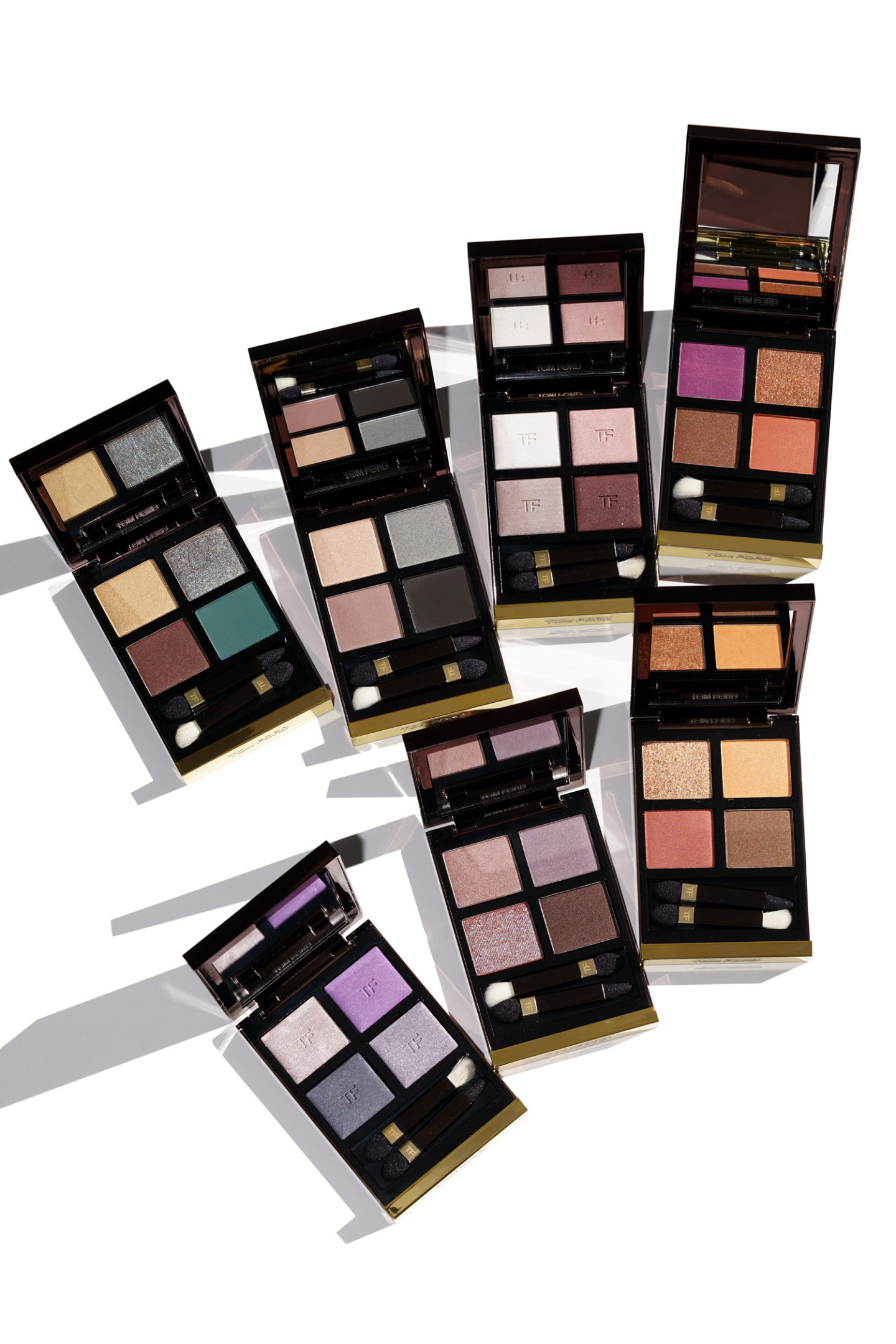 Revue et nuances de couleurs de Tom Ford Eye Color Quads "width =" 1080 "height =" 1619 "srcset =" http://thebeautylookbook.com/wp-content/uploads/2019/02/Tom-Ford-New-Eyeshadow- Quads-review-sabrina-1440x2159.jpg 1440w, http://thebeautylookbook.com/wp-content/uploads/2019/02/Tom-Ford-New-Eyeshadow-Quads-review-sabrina-800x1199.jpg 800w, http: //thebeautylookbook.com/wp-content/uploads/2019/02/Tom-Ford-New-Eyeshadow-Quads-review-sabrina-67x100.jpg 67w, http://thebeautylookbook.com/wp-content/uploads/2019 /02/Tom-Ford-New-Eyeshadow-Quads-review-sabrina-1080x1619.jpg 1080w, http://thebeautylookbook.com/wp-content/uploads/2019/02/Tom-Ford-New-Eyeshadow-Quads- review-sabrina.jpg 1500w "tailles =" (largeur maximale: 1080px) 100vw, 1080px "données-jpibfi-post-excerpt =" Revue et échantillons de la nouvelle palette de couleurs pour les yeux Tom Ford. Sept nouvelles palettes de fards à paupières lancées à la fin de l'année dernière, critiques, réflexions et détails dans l'article de blog d'aujourd'hui. "Data-jpibfi-post-url =" http://thebeautylookbook.com/2019/02/tom-ford-eye-color-quads -new-shades-review-swatches.html "data-jpibfi-post-title =" Revue des nuances de couleurs Ford Ford Quad New Shades + nuances "data-jpibfi-src =" http://thebeautylookbook.com/wp-content/ uploads / 2019/02 / Tom-Ford-New-Eyeshadow-Quads-review-sabrina-1440x2159.jpg "/></p>
<p>Dans l’ensemble, mes préférés sont le Leopard Sun et l’African Violet. C’est une surprise pour moi, car j’adore les ombres à paupières neutres, mais je suis plutôt attirée par les teintes plus chaudes de nos jours. Chaque palette, comme tous les produits Tom Ford Beauty, est très chère et fait l’affaire. Si cela correspond à votre budget, je vous recommanderais de l'acheter si vous pensez utiliser ou aimer les couleurs. Je pense que ceux-ci sont du côté plus audacieux et audacieux, mais la palette de couleurs est unique et très différente de tout ce que vous voyez sur le marché aujourd'hui. C’est ce que je ressens qui rend ses quads spéciaux. Dans le cas de la plupart de ses quads, je mélange et assortis beaucoup d’entre eux. Si vous êtes nouveau sur sa ligne et que vous voulez savoir lequel essayer en premier, je pense toujours que ceux que j'ai énumérés ci-dessus au début de ce billet sont les meilleurs. Je ne peux pas en choisir un seul, mais mes deux plus utilisés sont Nude Dip et Honeymoon.</p>
<p>Vous pouvez trouver les nouveaux modèles de couleurs pour les yeux Tom Ford maintenant. J'ai acheté le mien chez Nordstrom et Sephora. Également disponible dans tous les autres guichets Tom Ford Beauty. Avez-vous essayé ces derniers? Qu'as-tu pensé?</p>
<div class=