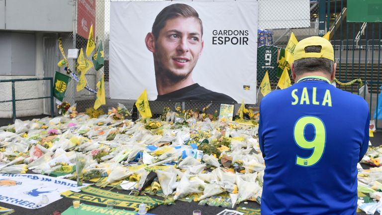 Hommages à Sala devant le stade de la Beaujoire à Nantes