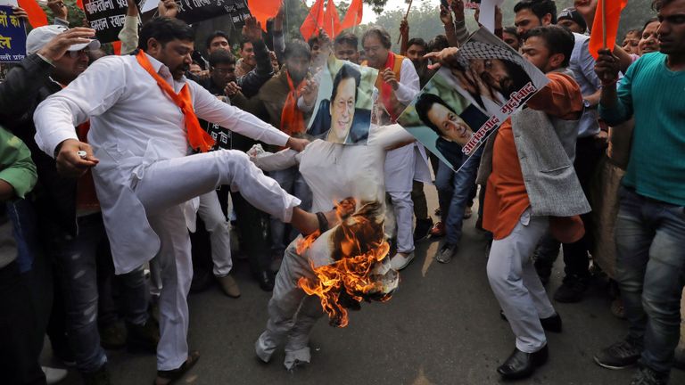 Les manifestants de Delhi brûlent une effigie représentant le Premier ministre de Paksitan, Imran Khan