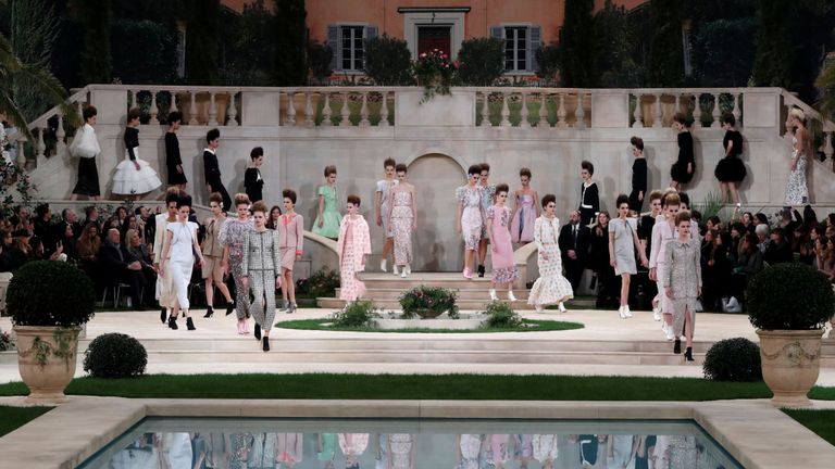 Modèles présentant la collection printemps-été 2019 Haute Couture de Lagerfeld à la fashion week de Paris le mois dernier