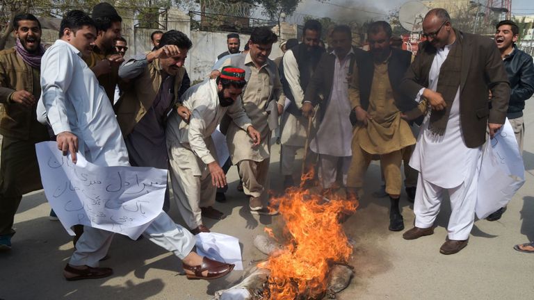 Des Pakistanais brûlent l'effigie du Premier ministre indien Narendra Modi lors d'une manifestation à Peshawar