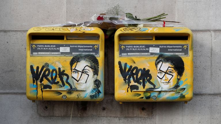 Plus tôt ce mois-ci, des boîtes aux lettres avec la survivante de l'Holocauste et l'homme politique Simone Veil ont été vandalisées