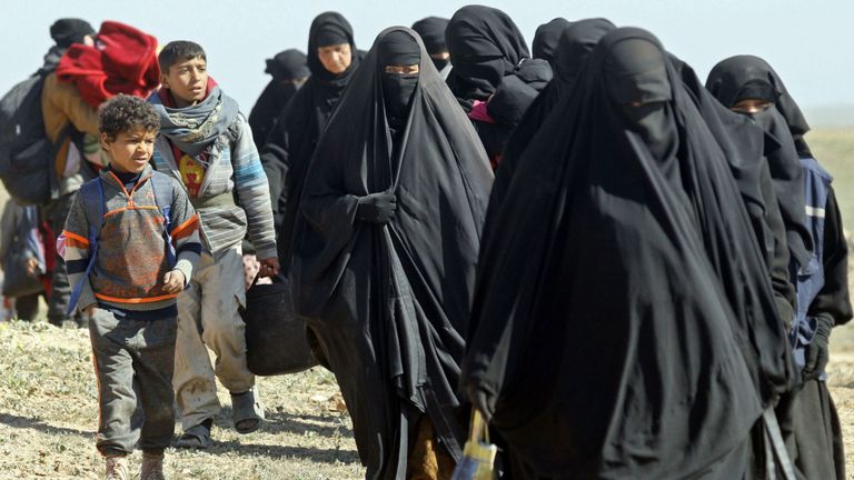 Des femmes et des enfants fuient le territoire de l'EI à Baghuz et se dirigent vers des camps de réfugiés