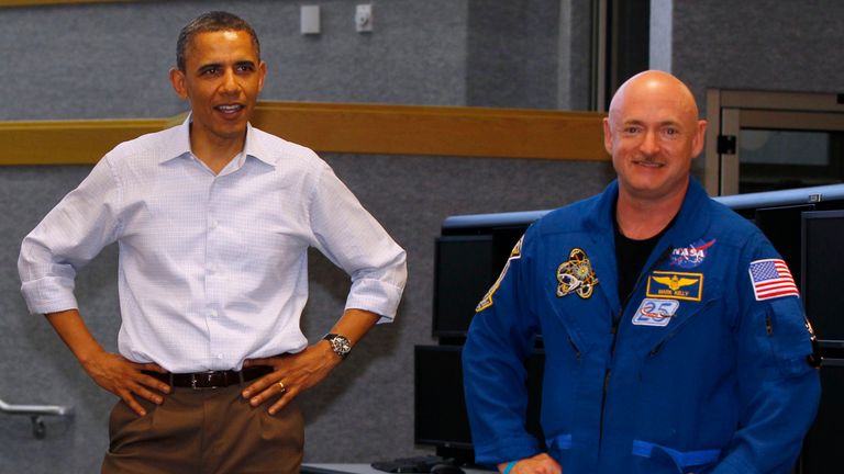 Barack Obama avec Mark Kelly avant son départ sur le Endeavour