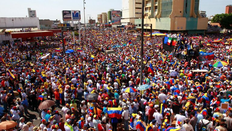 Des centaines de milliers de manifestants favorables à l'opposition ont envahi les rues de Caracas samedi