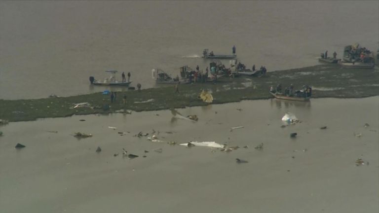 Des bateaux pneumatiques sont nécessaires pour accéder au site
