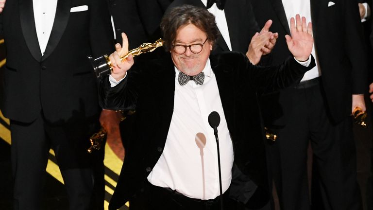 Le producteur Charles B Wessler accepte le prix du meilleur film