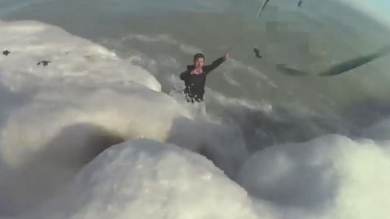 Homme sauvé après avoir sauté dans le lac Icy