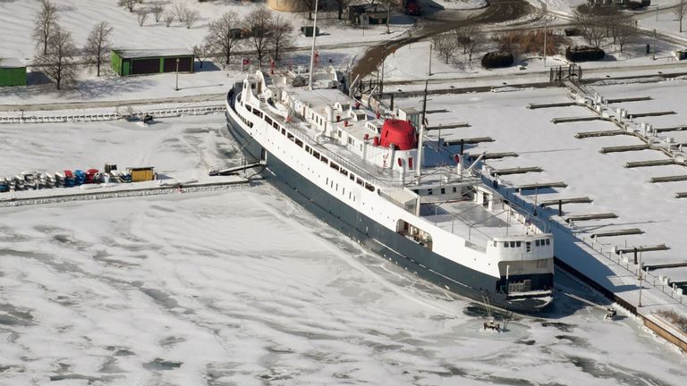 La glace entoure un navire sur le lac Michigan près du centre-ville de Chicago