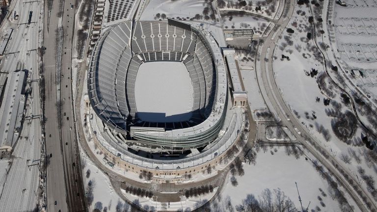 Le stade Soldier Field du stade NFL de Chicago était recouvert de neige et de glace
