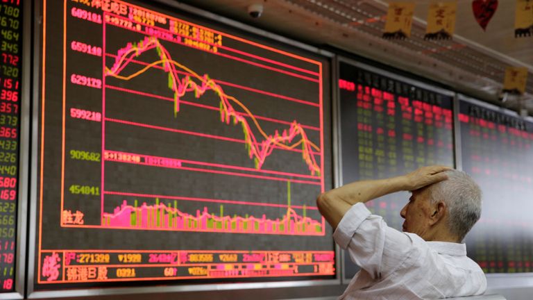 Un investisseur réagit aux informations boursières à Beijing lorsque les tarifs américains entrent en vigueur