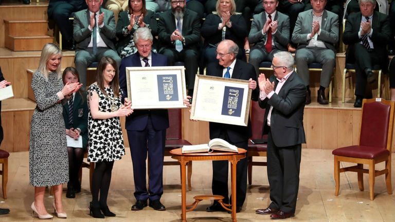 Bill Clinton et George Mitchell ont reçu la liberté de la ville de Belfast