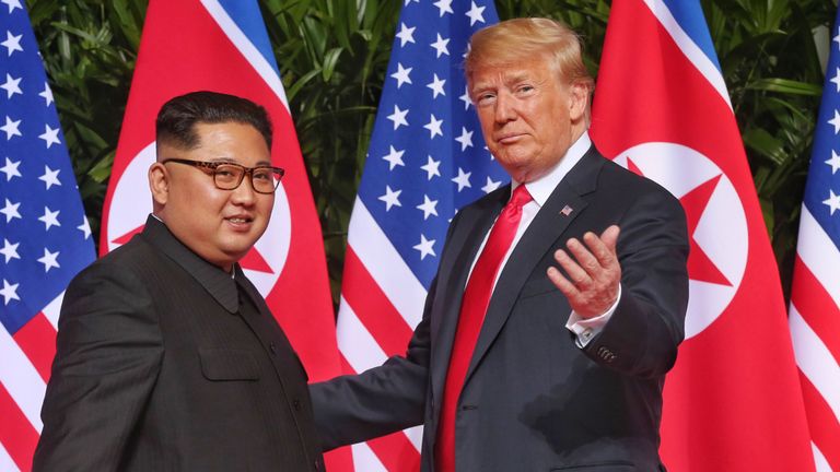 Singapour - 12 juin: Sur cette photo, le dirigeant nord-coréen Kim Jong-un (à gauche) rencontre le président américain Donald Trump lors de son sommet historique entre la République de Corée et la RPDC à l'hôtel Capella de l'île de Sentosa le 12 juin 2018 à Singapour. Le président américain Trump et le dirigeant nord-coréen Kim Jong-un ont tenu mardi à Singapour la réunion historique entre les dirigeants des deux pays, portant l'espoir de mettre fin à des décennies d'hostilité et à la menace du programme nucléaire nord-coréen. (Photo par Kevin Lim / THE STRAITS TIM