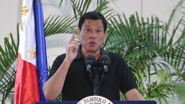 Le 30 septembre 2016, le président des Philippines, Rodrigo Duterte, a prononcé un discours devant le terminal de l'aéroport international de Davao, peu après son arrivée officielle au Vietnam. Le 30 septembre, Duterte a établi un parallèle avec sa guerre de la criminalité meurtrière et le massacre de Juifs par Hitler, comme il l'a dit, il était "heureux de massacrer". des millions de toxicomanes. / AFP / MANMAN DEJETO (Le crédit photo devrait correspondre à MANMAN DEJETO / AFP / Getty Images)