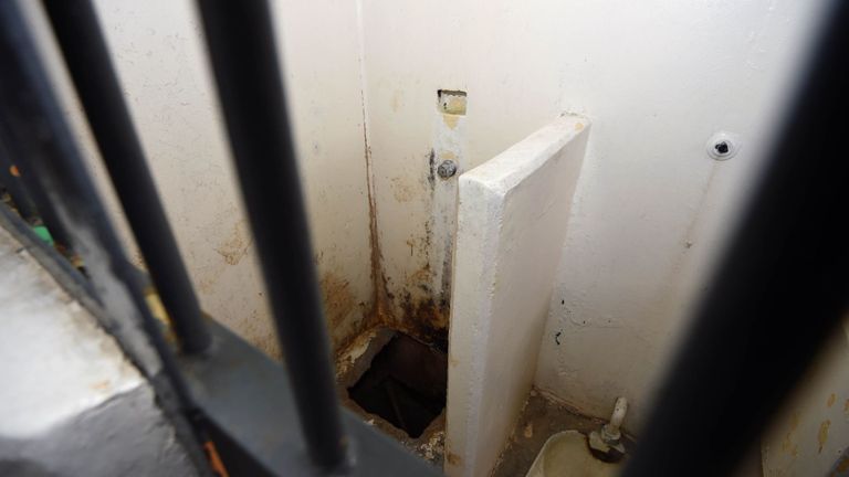 La douche où El Chapo s'est échappé par un tunnel en 2015.