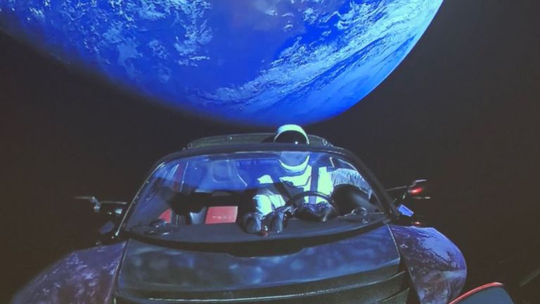 SpaceX a diffusé la croisière à travers l’espace, pilotée par & # 39; Starman & # 39; le mannequin. Pic. @Elon Musk