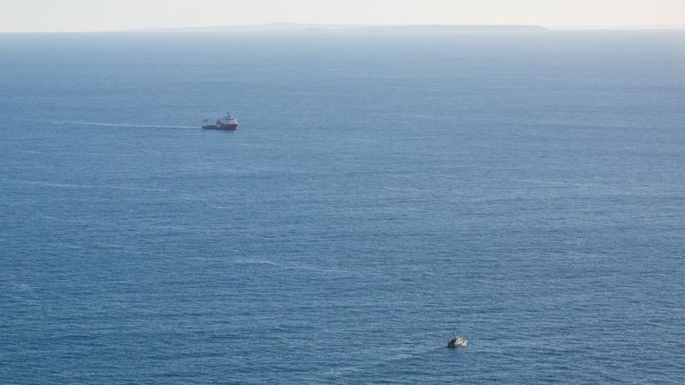 Le bateau AAIB à l'arrière-plan et le bateau de recherche privé au premier plan