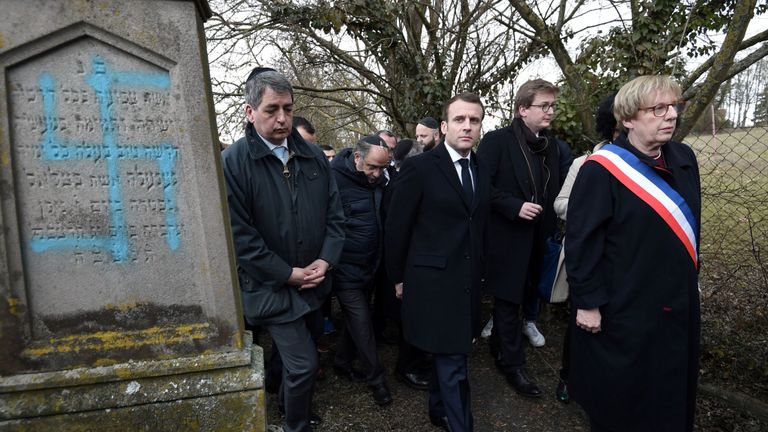 Emmanuel Macron a fait une sombre visite au cimetière de Quatzenheim près de Strasbourg