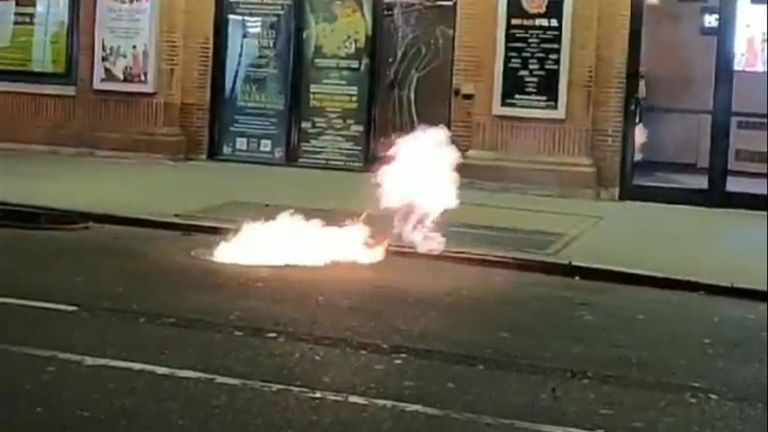 Des explosions de regards ont forcé l'évacuation d'un complexe de théâtre dans le centre-ville de Manhattan