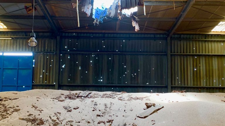 Un trou dans le toit du silo montre l’état du magasin qui pourrait nourrir les habitants du Yémen
