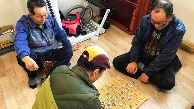 Les hommes jouent aux échecs dans la salle des fêtes