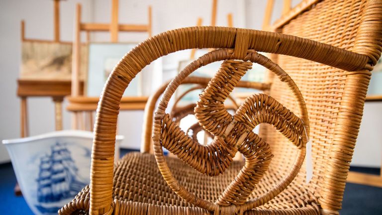 Un fauteuil en osier portant une croix gammée qui aurait appartenu à Hitler