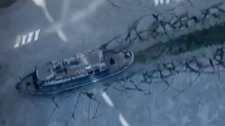 Un navire brise-glace a poussé la rivière Chicago, libérant un chemin après que des températures sous zéro aient provoqué le gel de la rivière.