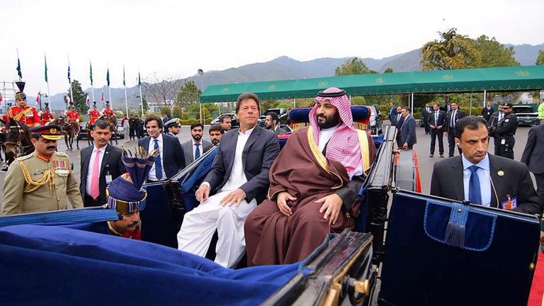 Le Premier ministre pakistanais Imran Khan accompagne le prince Mohammed en calèche
