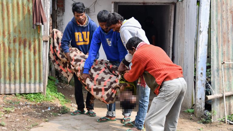 Une victime morte d'alcool contaminé est transportée à l'hôpital du district de Golaghat à Assam